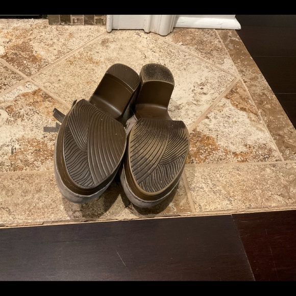 NEW - DANSKO SIZE 8 TAUPE MILLED NUBUCK DENI MULE - Picture 4 of 5